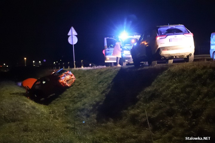 Auto spadło ze skarpy. Wypadek na obwodnicy Stalowej Woli i Niska.