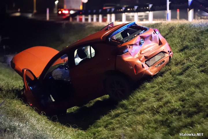 Auto spadło ze skarpy. Wypadek na obwodnicy Stalowej Woli i Niska.