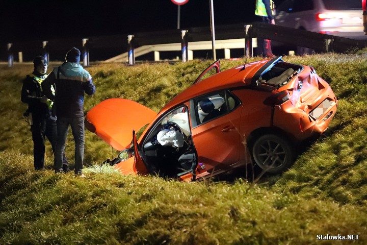 Auto spadło ze skarpy. Wypadek na obwodnicy Stalowej Woli i Niska.