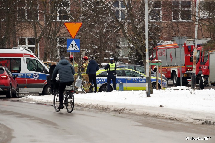 60-letnia rowerzysta z obrażeniami została przewieziona do szpitala w Stalowej Woli.