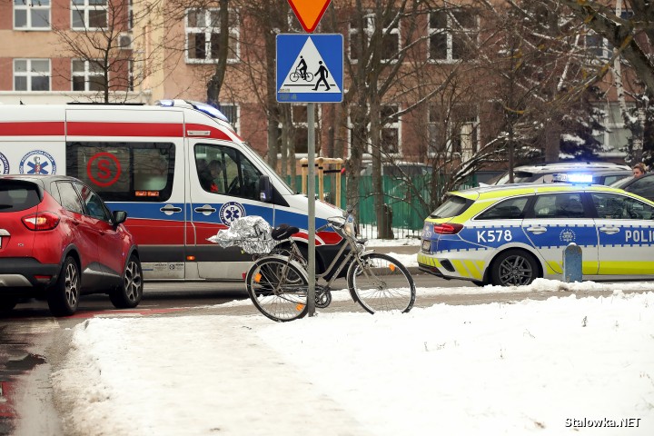 60-letnia rowerzysta z obrażeniami została przewieziona do szpitala w Stalowej Woli.