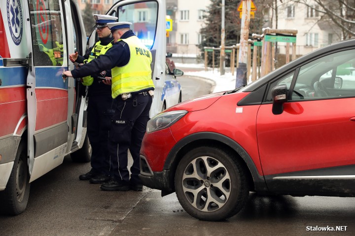 60-letnia rowerzysta z obrażeniami została przewieziona do szpitala w Stalowej Woli.