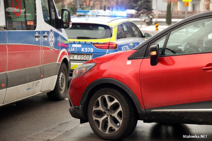 60-letnia rowerzysta z obrażeniami została przewieziona do szpitala w Stalowej Woli.