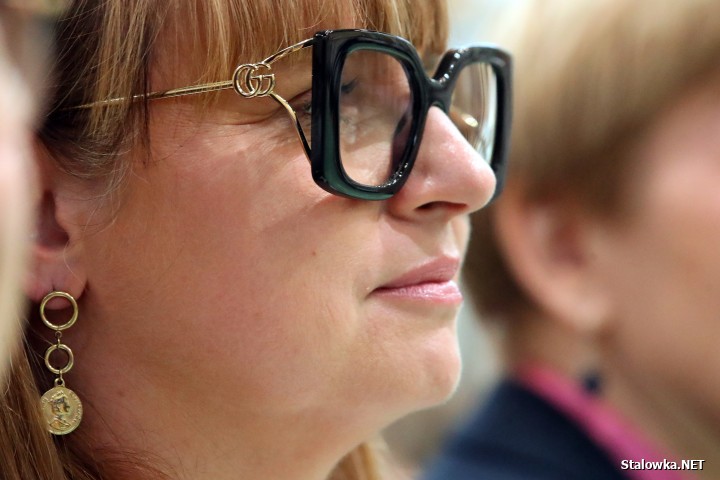 Monika Pachacz-Świderska ma wiele prac. Jest jednocześnie zastępcą prezydenta miasta Stalowej Woli jak i świadczy usługi jako lekarz w kilku miejscach. 