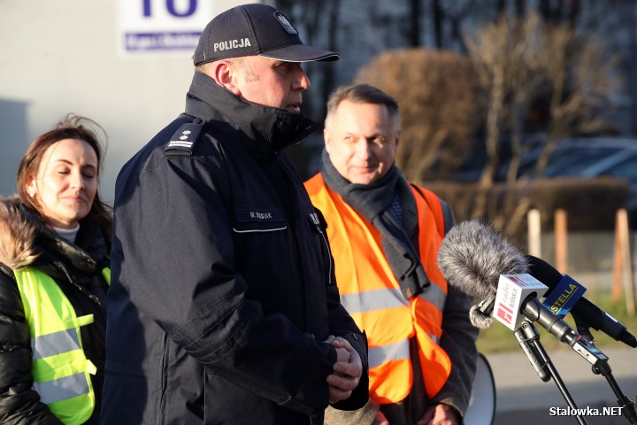 W ręce niechronionych uczestników ruchu drogowego trafiło 150 odblasków, które rozdawali radni miejscy z Komisji Bezpieczeństwa i Porządku Publicznego w towarzystwie komendanta stalowowolskiej policji, młodszego inspektora Mariusza Stasiaka.