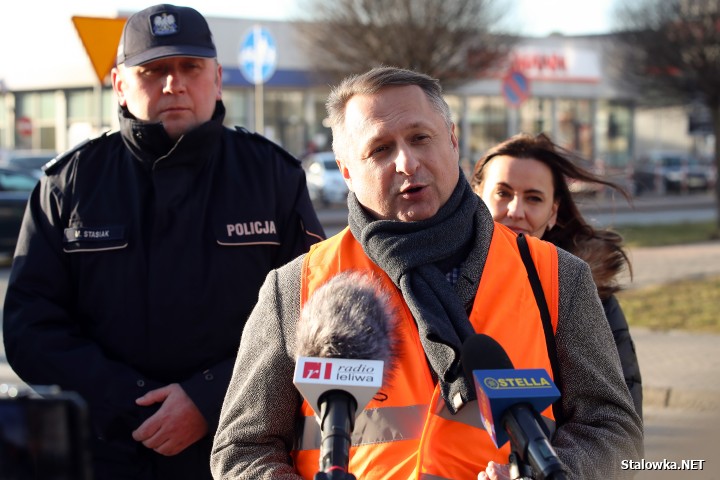 W ręce niechronionych uczestników ruchu drogowego trafiło 150 odblasków, które rozdawali radni miejscy z Komisji Bezpieczeństwa i Porządku Publicznego w towarzystwie komendanta stalowowolskiej policji, młodszego inspektora Mariusza Stasiaka.