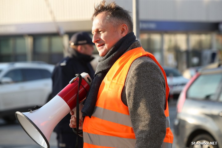 W ręce niechronionych uczestników ruchu drogowego trafiło 150 odblasków, które rozdawali radni miejscy z Komisji Bezpieczeństwa i Porządku Publicznego w towarzystwie komendanta stalowowolskiej policji, młodszego inspektora Mariusza Stasiaka.