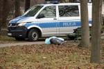 Około godz. 7:00 na zielonym skwerze za pawilonami handlowymi Jubilat jeden z przechodniów ujawnił leżącego, nie dającego oznak życia dorosłego mężczyznę. 