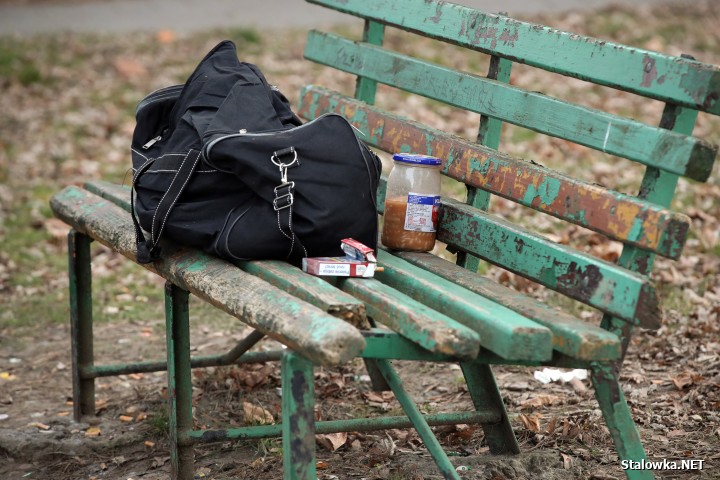 Około godz. 7:00 na zielonym skwerze za pawilonami handlowymi Jubilat jeden z przechodniów ujawnił leżącego, nie dającego oznak życia dorosłego mężczyznę. 