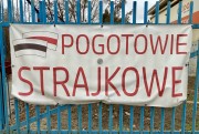 Na bramie wjazdowej do szpitala w Stalowej Woli od dłuższego czasu widnieje banner pogotowie strajkowe z motywem pielęgniarskich czepków.