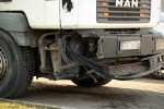 DK77: wypadek z udziałem ciężarówki, busa i osobówki.