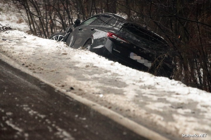 Wypadek na drodze powiatowej Stalowa Wola - Przyszów. Kierowcy: było bardzo ślisko!