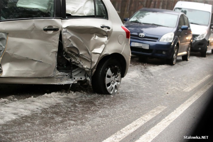 Wypadek na drodze powiatowej Stalowa Wola - Przyszów. Kierowcy: było bardzo ślisko!