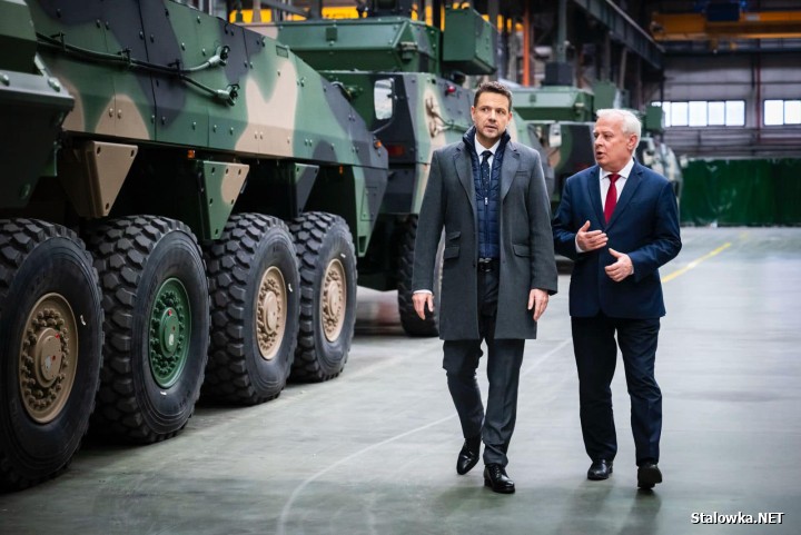 Kandydat na prezydenta Rafał Trzaskowski (PO) odwiedził zakład zbrojeniowy w Stalowej Woli.