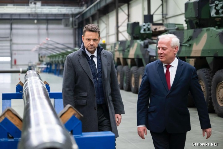 Kandydat na prezydenta Rafał Trzaskowski (PO) odwiedził zakład zbrojeniowy w Stalowej Woli.