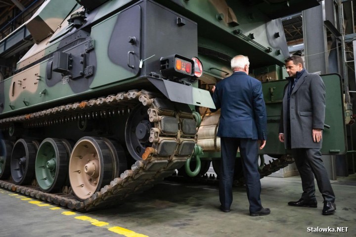 Kandydat na prezydenta Rafał Trzaskowski (PO) odwiedził zakład zbrojeniowy w Stalowej Woli.