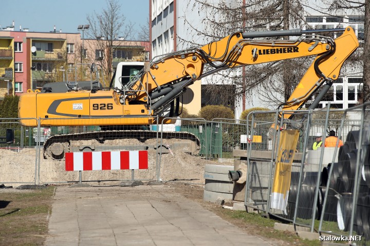 Największe prace są obecnie prowadzone na osiedlu Poręby w pobliżu obiektów oświatowych.