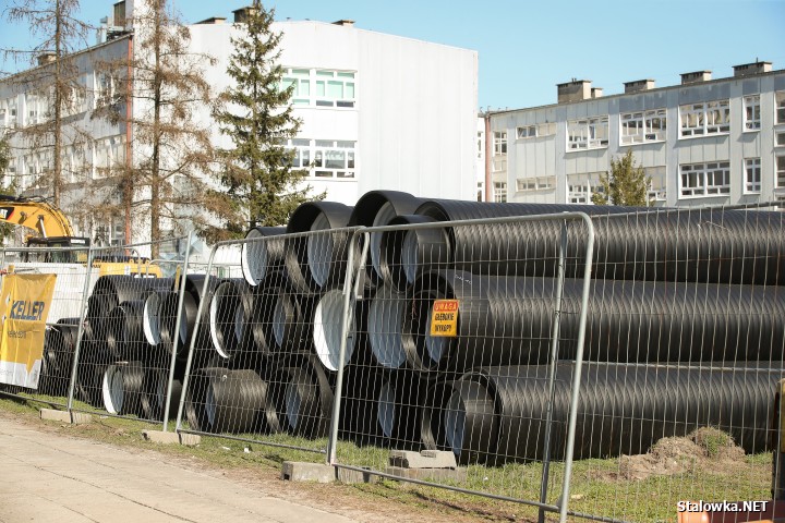 Największe prace są obecnie prowadzone na osiedlu Poręby w pobliżu obiektów oświatowych.