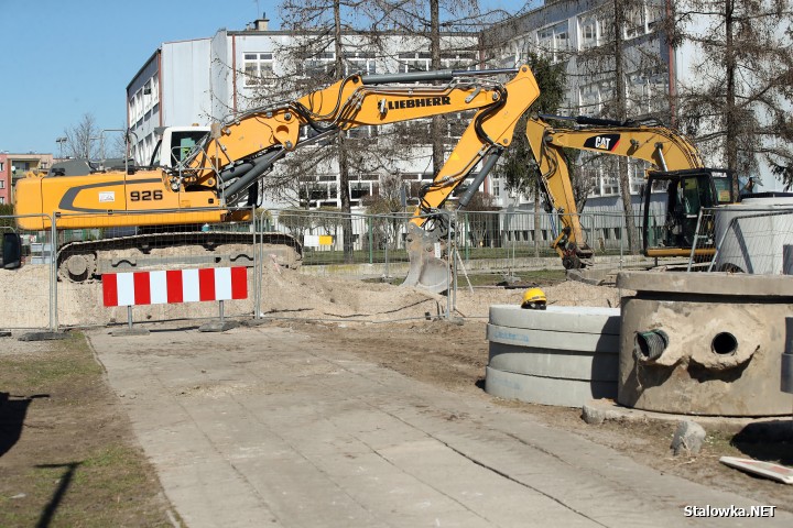 Największe prace są obecnie prowadzone na osiedlu Poręby w pobliżu obiektów oświatowych.