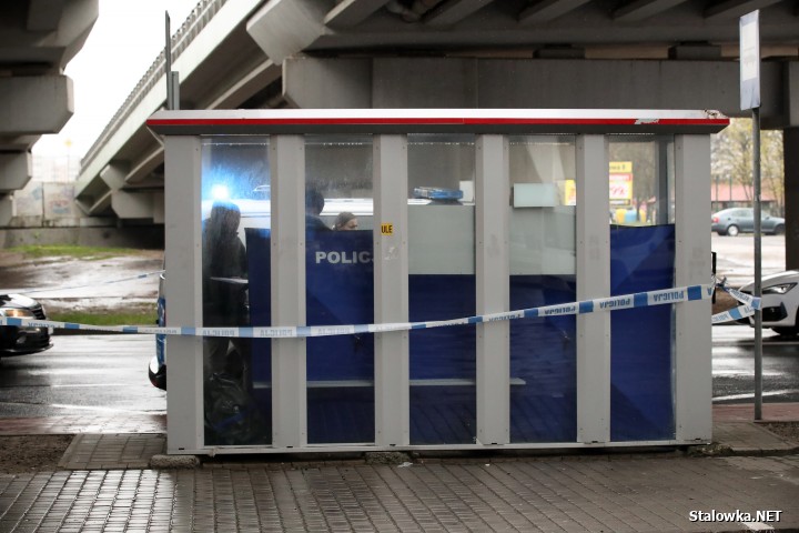 W godzinach porannych na przystanku autobusowym na ul. gen. Leopolda Okulickiego w Stalowej Woli ujawnione zostały zwłoki mężczyzny.