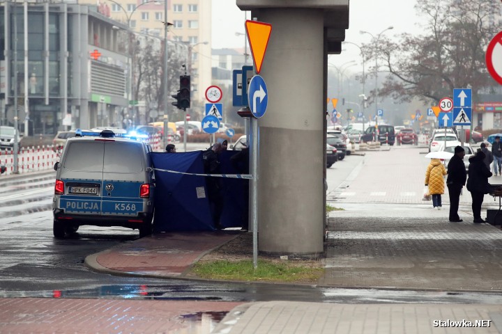W godzinach porannych na przystanku autobusowym na ul. gen. Leopolda Okulickiego w Stalowej Woli ujawnione zostały zwłoki mężczyzny.