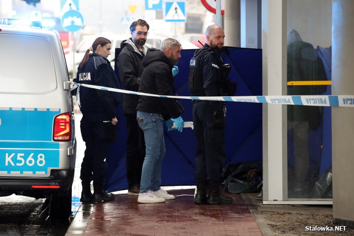 W godzinach porannych na przystanku autobusowym na ul. gen. Leopolda Okulickiego w Stalowej Woli ujawnione zostały zwłoki mężczyzny.