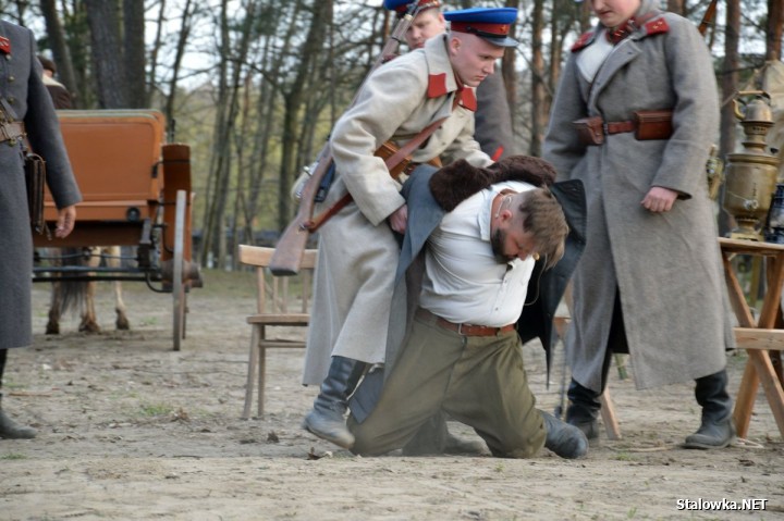 Stalowa Wola oddała hołd Ofiarom Zbrodni Katyńskiej przez modlitwę, inscenizację i apel pamięci.