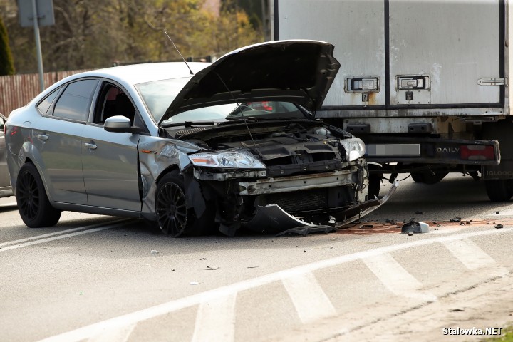 Zderzenie trzech pojazdów na pograniczu Stalowej Woli i Niska.