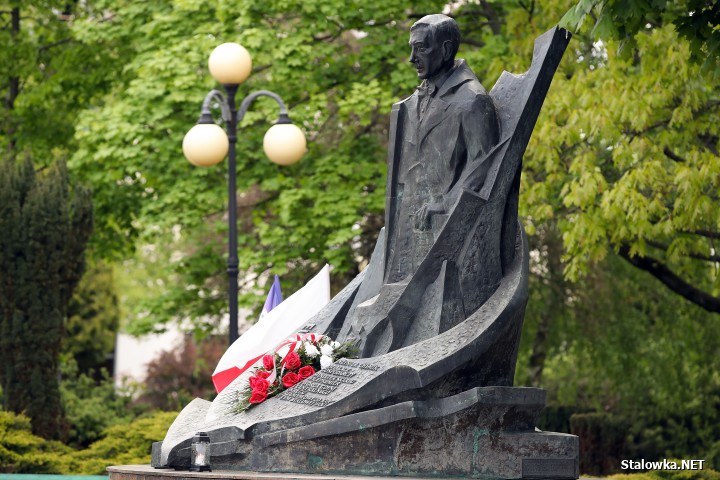 Przy pomniku Eugeniusza Kwiatkowskiego tradycyjnie 1 maja pojawiły się flaga Polski i Lewicy. Jest też świeża wiązanka kwiatów w patriotycznych barwach.