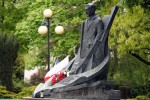 Przy pomniku Eugeniusza Kwiatkowskiego tradycyjnie 1 maja pojawiły się flaga Polski i Lewicy. Jest też świeża wiązanka kwiatów w patriotycznych barwach.