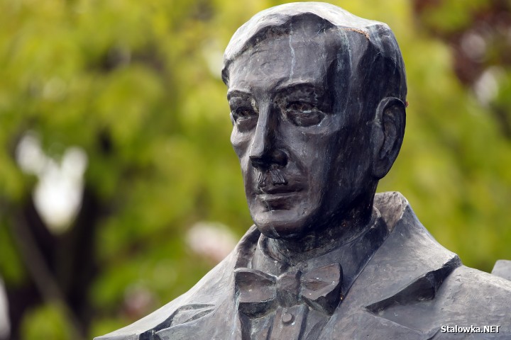 Przy pomniku Eugeniusza Kwiatkowskiego tradycyjnie 1 maja pojawiły się flaga Polski i Lewicy. Jest też świeża wiązanka kwiatów w patriotycznych barwach.