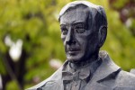 Przy pomniku Eugeniusza Kwiatkowskiego tradycyjnie 1 maja pojawiły się flaga Polski i Lewicy. Jest też świeża wiązanka kwiatów w patriotycznych barwach.