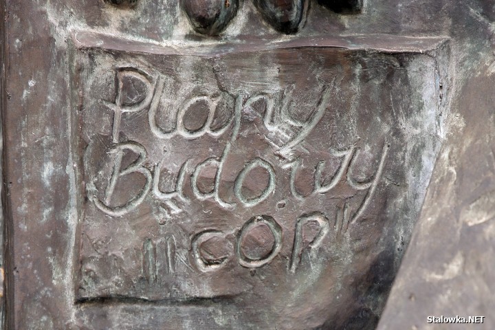 Przy pomniku Eugeniusza Kwiatkowskiego tradycyjnie 1 maja pojawiły się flaga Polski i Lewicy. Jest też świeża wiązanka kwiatów w patriotycznych barwach.