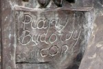 Przy pomniku Eugeniusza Kwiatkowskiego tradycyjnie 1 maja pojawiły się flaga Polski i Lewicy. Jest też świeża wiązanka kwiatów w patriotycznych barwach.