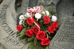 Przy pomniku Eugeniusza Kwiatkowskiego tradycyjnie 1 maja pojawiły się flaga Polski i Lewicy. Jest też świeża wiązanka kwiatów w patriotycznych barwach.