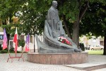 Przy pomniku Eugeniusza Kwiatkowskiego tradycyjnie 1 maja pojawiły się flaga Polski i Lewicy. Jest też świeża wiązanka kwiatów w patriotycznych barwach.