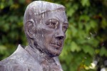 Przy pomniku Eugeniusza Kwiatkowskiego tradycyjnie 1 maja pojawiły się flaga Polski i Lewicy. Jest też świeża wiązanka kwiatów w patriotycznych barwach.