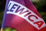 Przy pomniku Eugeniusza Kwiatkowskiego tradycyjnie 1 maja pojawiły się flaga Polski i Lewicy. Jest też świeża wiązanka kwiatów w patriotycznych barwach.