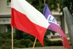 Przy pomniku Eugeniusza Kwiatkowskiego tradycyjnie 1 maja pojawiły się flaga Polski i Lewicy. Jest też świeża wiązanka kwiatów w patriotycznych barwach.