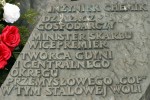 Przy pomniku Eugeniusza Kwiatkowskiego tradycyjnie 1 maja pojawiły się flaga Polski i Lewicy. Jest też świeża wiązanka kwiatów w patriotycznych barwach.