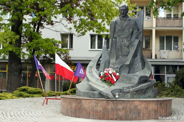 Przy pomniku Eugeniusza Kwiatkowskiego tradycyjnie 1 maja pojawiły się flaga Polski i Lewicy. Jest też świeża wiązanka kwiatów w patriotycznych barwach.