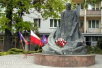 Przy pomniku Eugeniusza Kwiatkowskiego tradycyjnie 1 maja pojawiły się flaga Polski i Lewicy. Jest też świeża wiązanka kwiatów w patriotycznych barwach.