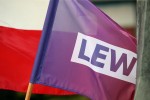 Przy pomniku Eugeniusza Kwiatkowskiego tradycyjnie 1 maja pojawiły się flaga Polski i Lewicy. Jest też świeża wiązanka kwiatów w patriotycznych barwach.