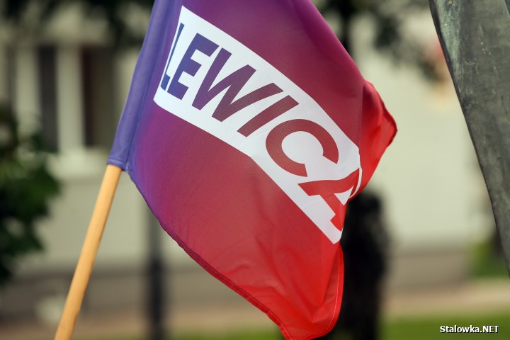 Przy pomniku Eugeniusza Kwiatkowskiego tradycyjnie 1 maja pojawiły się flaga Polski i Lewicy. Jest też świeża wiązanka kwiatów w patriotycznych barwach.