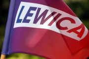 Przy pomniku Eugeniusza Kwiatkowskiego tradycyjnie 1 maja pojawiły się flaga Polski i Lewicy. Jest też świeża wiązanka kwiatów w patriotycznych barwach.