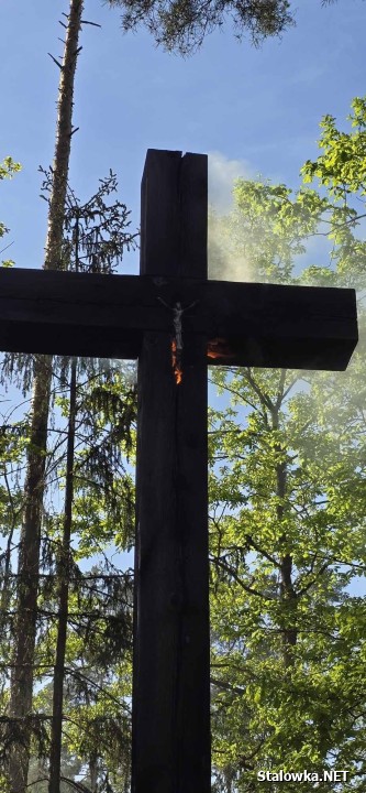 Strażacy ochotnicy z Zaklikowa brali udział w akcji gaszenia krzyża znajdującego się przy kapliczce w lesie, nieopodal stawów hodowlanych.