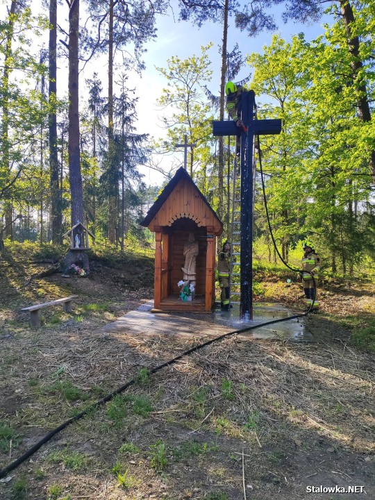 Strażacy ochotnicy z Zaklikowa brali udział w akcji gaszenia krzyża znajdującego się przy kapliczce w lesie, nieopodal stawów hodowlanych.