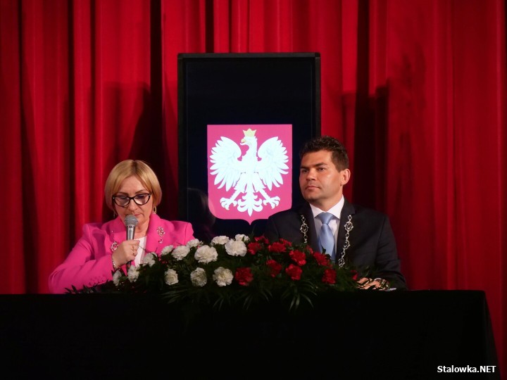  maja radni miejscy na uroczystej sesji, która odbyła się w Miejskim Domu Kultury w Stalowej Woli przyjęli stanowisko z okazji 80. rocznicy nadania praw miejskich Stalowej Woli.