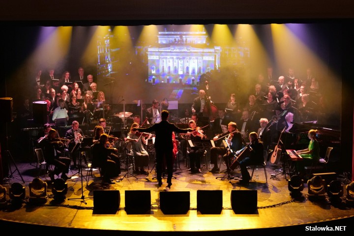  maja radni miejscy na uroczystej sesji, która odbyła się w Miejskim Domu Kultury w Stalowej Woli przyjęli stanowisko z okazji 80. rocznicy nadania praw miejskich Stalowej Woli.