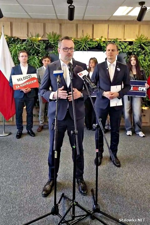 Marcin Horała i Rafał Weber, posłowie Prawa i Sprawiedliwości w Stalowej Woli zorganizowali konferencję prasową na temat budowy Centralnego Portu Komunikacyjnego.